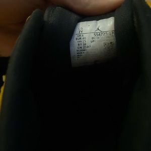 Jordan 1 mid university gold